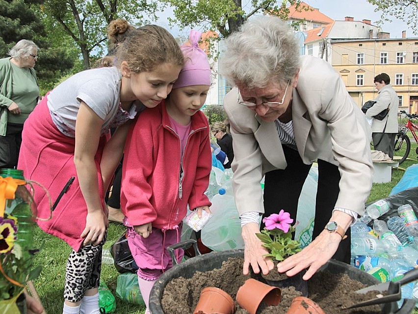 Jak sadzi się kwiaty swoim wnuczkom prezentowała  Bożena...