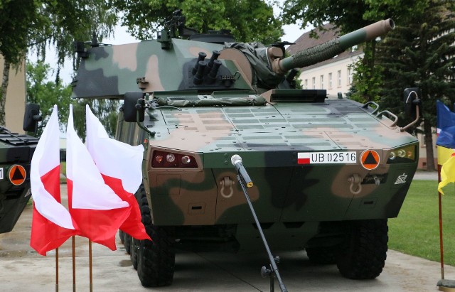 Do brygady wojskowej w Międzyrzeczu trafił M120 Rak – najnowocześniejszy moździerz na świecie. Samobieżny moździerz M120 Rak powstał na podwoziu transportera kołowego Rosomak. To najnowszy pojazd w polskiej armii. W piątek, 30 czerwca, w stacjonującej w Międzyrzeczu 17. Wielkopolskiej Brygadzie Zmechanizowanej rozpoczął służbę tzw. moduł kompanijny, składający się z ośmiu moździerzy i czterech wozów dowodzenia. Raki zadebiutowały podczas defilady z okazji święta międzyrzeckiej brygady. - W lipcu rozpoczniemy strzelania – zapowiada płk dypl. Piotr Malinowski, dowódca 17. WBZ.Moździerz ma potężny kaliber 120 milimetrów. Może niszczyć umocnienia, pojazdy i kolumny wroga, oddalone od niego nawet o ponad 10 km. – Jest w pełni zautomatyzowany. Może oddać od sześciu do ośmiu strzałów na minutę – mówi ppłk Rafał Miernik, szef szkolenia w 17. WBZ.Moździerz powstał w Stalowej Woli. Wyprodukowano tam również jego wersję na gąsienicach, która ma trafić do jednostek zmechanizowanych, wyposażonych w pojazdy gąsienicowe – m.in. bojowe wozy piechoty. Relacja i zdjęcia z uroczystości w środę, 5 lipca, w tygodniku "Głos Międzyrzecza i Skwierzyny".Przeczytaj też:  Snajperzy grzeją lufy karabinów na turnieju Longshot [ZDJĘCIA, WIDEO]