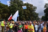 Częstochowa: Na Jasną Górę docierają tysiące pielgrzymów z całej Polski. Pokonali setki kilometrów, by uczcić święto Wniebowzięcia NMP