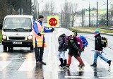 Adam Bagiński od 10 lat przeprowadza dzieci przez ulicę
