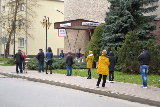 Zakaz wchodzenia na teren Parku Miejskiego, gdzie w słoneczne dni są tłumy mieszkańców