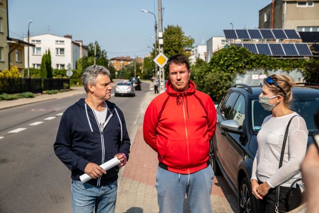 Mniej więcej od godz. 6.40 do godzin popołudniowych przejeżdża tu dziennie jakieś 40 ciężarówek. I to pomimo stojących znaków zakazu, które ponad rok temu zostały tu na nasz wniosek postawione - mówił w październiku Mirosław Bobier (w środku)