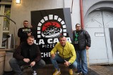 Gwiazdy programów Googlebox, Kanapowcy, Chłopaki do wzięcia oraz piłkarz ręczny na otwarciu pizzerii "La Casa" w Chęcinach