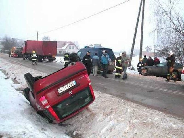 Do karambolu z udziałem sześciu aut doszło w środę w miejscowości Tumlin-Wykień.