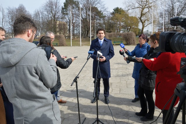 Prezydent Lucjusz Nadbereżny spotkał się z dziennikarzami na Placu Piłsudskiego, który za dwa lata powinien całkowicie zmienić wygląd