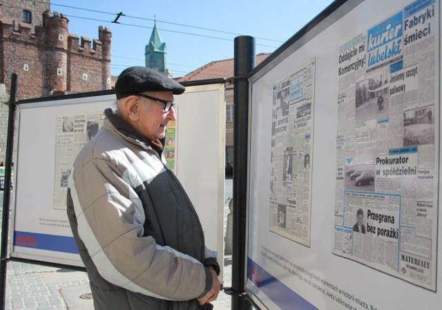 Pan Henryk ogląda wystawę Kuriera przed ratuszem na pl. Litewskim. Od lat jest stałym Czytelnikiem naszej gazety