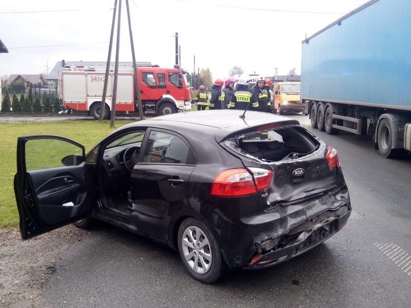 Świniarsko. Zderzenie osobówki z samochodem ciężarowym. Jedna osoba w szpitalu [ZDJĘCIA]