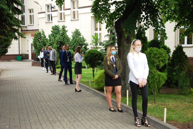 Podczas matur w I Liceum Ogólnokształcącym w Brodnicy przestrzegano wymogów sanitarnych, jak utrzymywanie 1,5-metrowej odległości od innych osób. Po 1 września, wraz z powrotem uczniów do szkoły, okazało się, jak trudne jest utrzymywanie takiej odległości w klasach i szkołach