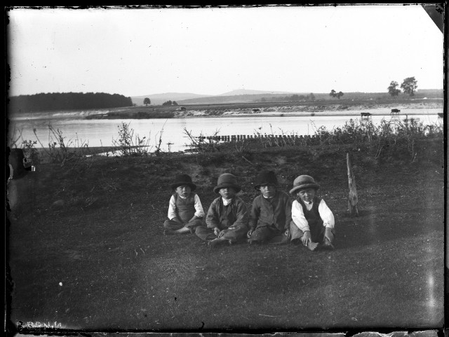 Okolice Chęcin, dzieci nad brzegiem Nidy, 1910.