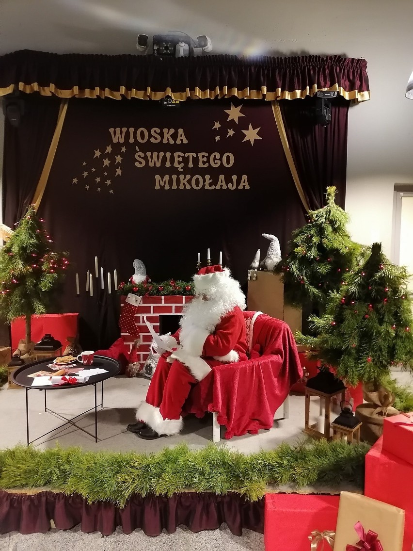Święty Mikołaj już przechadza się po zamku Krzyżtopór w Ujeździe. Czeka na grzecznych... turystów (ZDJĘCIA) 