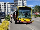 Wypadek na ul. Strzegomskiej. Autobus MPK zderzył się z fiatem [ZDJĘCIA]