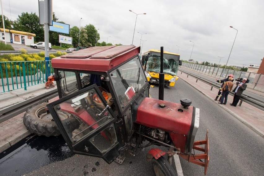 Wypadek w Krakowie. Autobus uderzył w traktor.