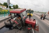 Wypadek w Krakowie. Autobus wjechał w traktor [ZDJĘCIA]