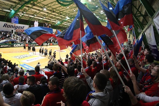 Sporo fanów Czarnych Słupsk przybyło na mecz w Starogardzie.
