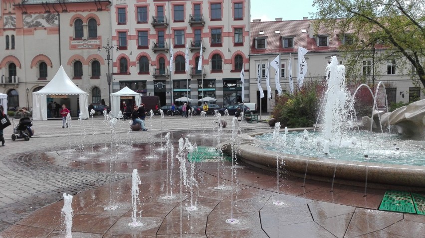 Tak wygląda fontanna multimedialna w Krakowie, na placu...