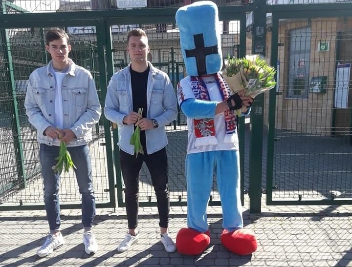 Piłkarze Wisły i klubowa maskotka wręczali kwiaty z okazji...