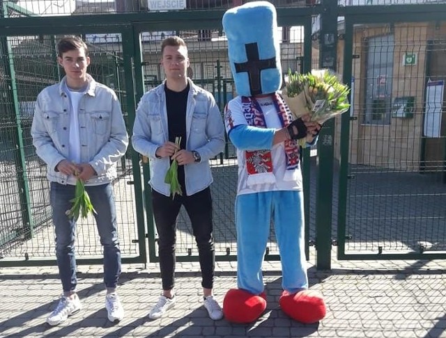 Piłkarze Wisły i klubowa maskotka wręczali kwiaty z okazji Dnia Kobiet.