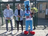 Z okazji Dnia Kobiet piłkarze Wisły Sandomierz rozdawali kwiaty i zaproszenia na mecz [ZDJĘCIA]