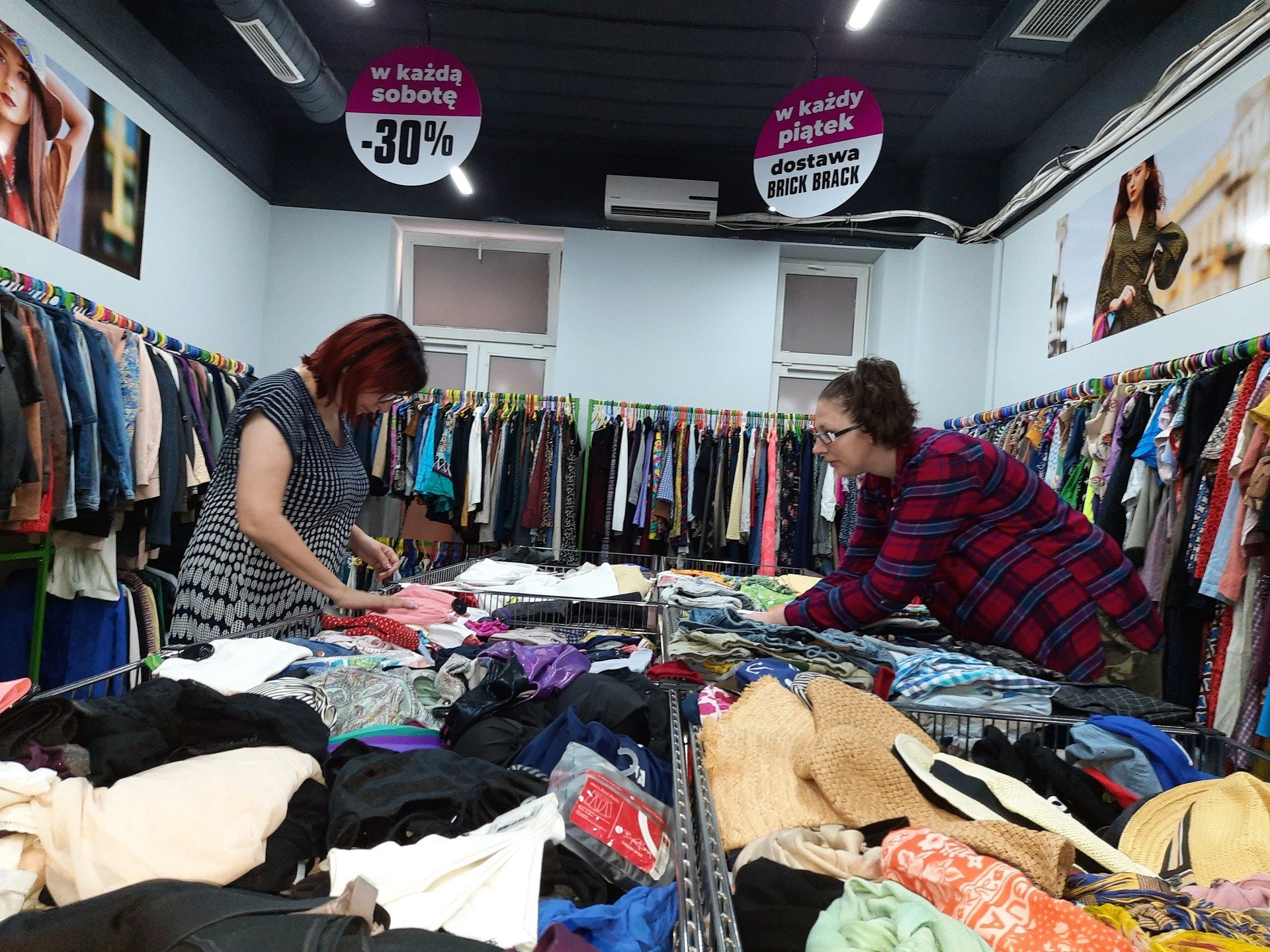 Uwaga, poławiacze odzieżowych perełek za grosze! W Katowicach otwarto sklep  z odzieżą używaną Olatex International | Dziennik Zachodni