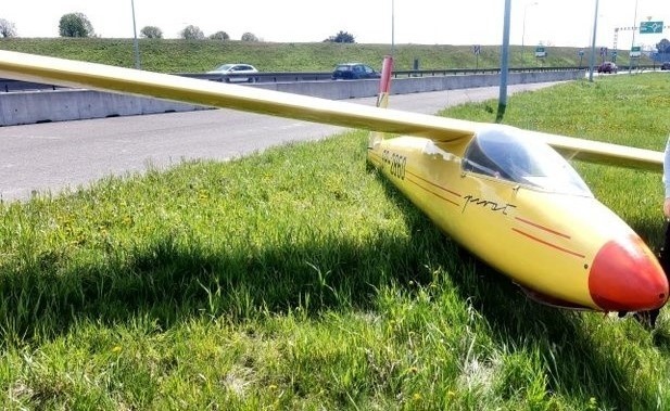 Szybowiec lądował przy autostradzie A1 w Żorach