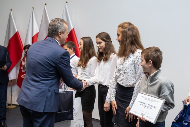 "Przystanek Niepodległa" – wojewódzki konkurs historyczny, organizowany w 100-lecie odzyskania przez Polskę niepodległości rozstrzygnięty.Uczestnicy konkursu mieli za zadanie przygotowanie krótkiego utworu multimedialnego charakteryzującego i opisującego jedno szczególne dla regionu kujawsko-pomorskiego miejsce, wydarzenie, postać historyczną, lokalnego bohatera, miejsce pamięci związane z historią odzyskania przez Polskę niepodległości.Piątkowej uroczystości wręczenia nagród towarzyszyło otwarcie okolicznościowej wystawy Instytutu Pamięci Narodowej. „Należy stworzyć niepodległe państwo polskie (…) z wolnym dostępem do morza. Powrót Pomorza i Kujaw do Polski 1918-1920". Ekspozycja zawiera materiały dotyczące genezy odrodzenia Rzeczypospolitej, walki o granice, powstania wielkopolskiego oraz sylwetek Ojców Niepodległości Pomorza i Kujaw.(źródło: Kujawsko-Pomorski Urząd Wojewódzki)