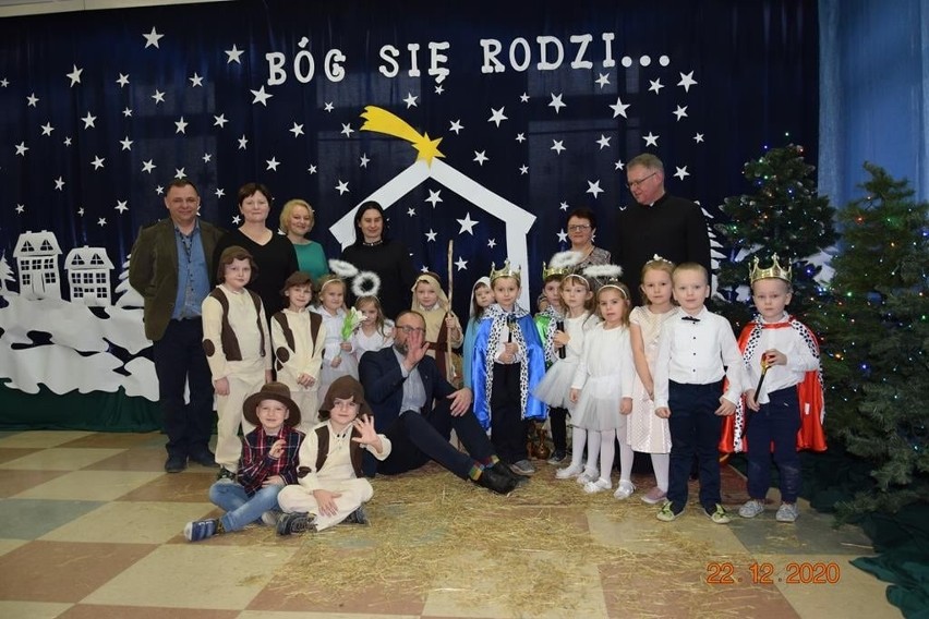 Jasełka online przedszkolaków ze szkoły w Wielgusie. W bajecznej scenerii dzieci pięknie zaprezentowały aktorskie i wokalne talenty