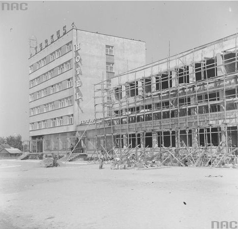 Hotel "Turkus" wznoszony na dożynki roku 1973 na parterze...