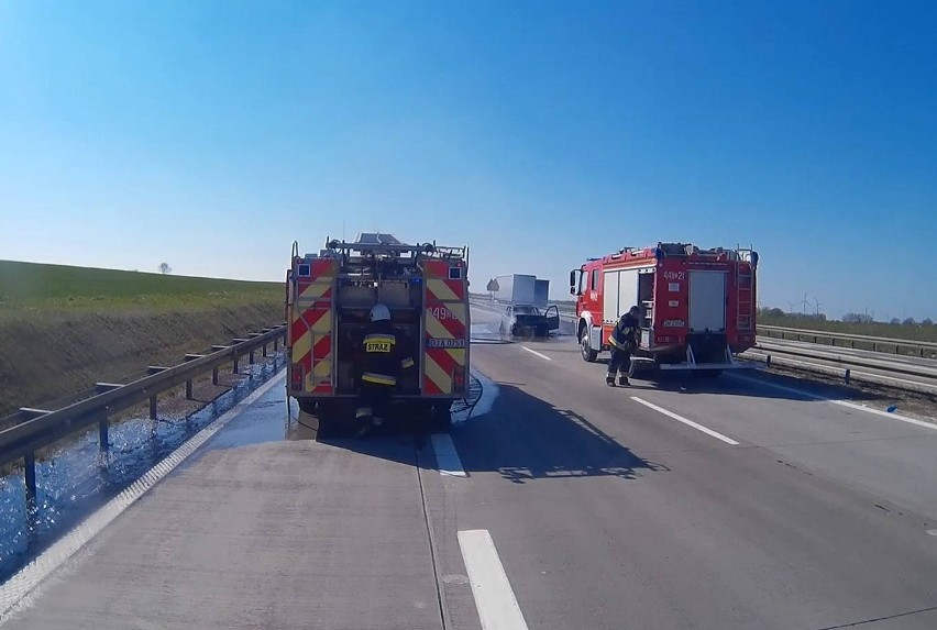 Wypadek na autostradzie. Jeden samochód spłonął