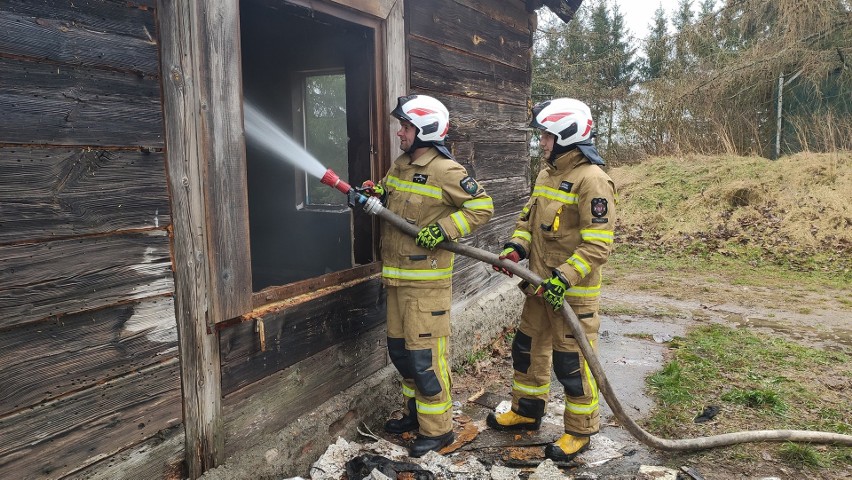 Pożar drewnianego domu w miejscowości Zabawka gasiło pięć...