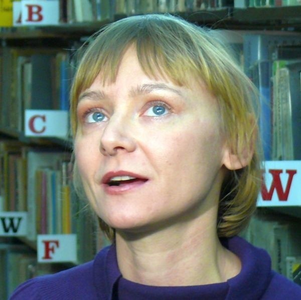 Izabela wśród książek biblioteki miejskiej, gdzie przed laty byłą czytelniczką.