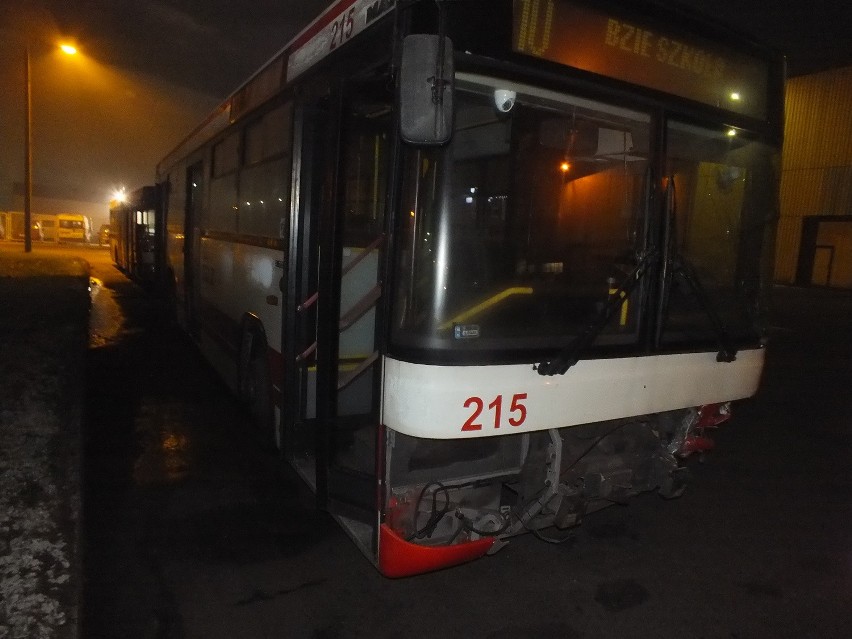 23-latek wjechał fordem w autobus pełen dzieci. Są ranni