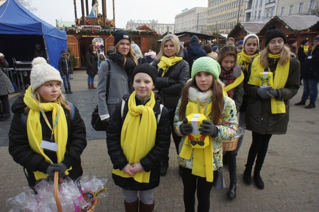 Poznański plac Wolności był pełen wolontariuszy zbierajcych do puszek środki dla Hospicjum