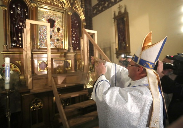 W Bazylice Mniejszej św. Jana Chrzciciela w Szczecinie odbyła się dziś pierwsza w Polsce koronacja Obrazu Matki Bożej Zwycięskiej. W uroczystości przy ul. Bogurodzicy wzięło udział wielu wiernych oraz Prymas Polski, arcybiskup Wojciech Polak, który przewodniczył mszy świętej.Papież Franciszek poświęcił korony w czerwcu.  W bazylice św. Jana Chrzciciela jest trzecia w Polsce kopia cudownego obrazu Matki Boskiej Częstochowskiej. Teraz, po koronacji będzie tytułowana jako Matka Boska Zwycięska Królowa Polski. Pierwsza kopia cudownego obrazu z Jasnej Góry pielgrzymuje po Polsce. Druga była podarowana papieżowi Piusowi XII.