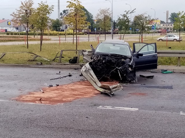 Do wypadku doszło w niedzielę rano na ulicy Miłosza. Kierowca BMW stracił panowanie nad pojazdem i uderzył w barierkę.Zdjęcia pochodzą z grupy FB - Kolizyjne Podlasie