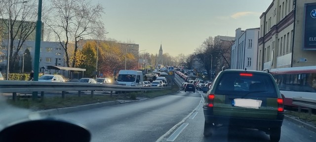 Wiadukt w stronę ulicy Orlej w Sosnowcu będzie w piątek nieczynny przez kilka godzin. Drogowcy wymienią nawierzchnię. Od rana tworzą się korki