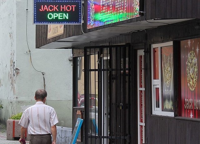 Właściciel tego lokalu w Strzelcach Opolskich uważa, że salon gier działa w pełni legalnie. Odmiennego zdania jest Izba Celna w Opolu.