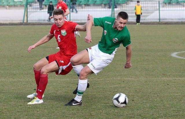 Marcin Figiel (z prawej) w meczu z Ursusem Warszawa ma zagrać jako defensywny pomocnik.
