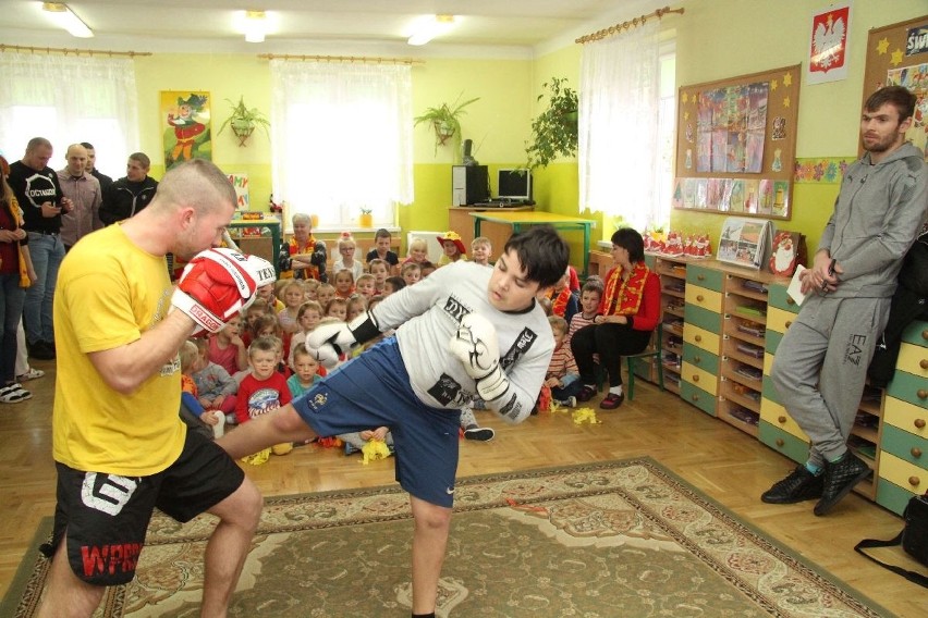 Piłkarze Korony Kielce wcielili się w rolę Świętego Mikołaja. Przedszkolaki zaskoczyły ich występem 