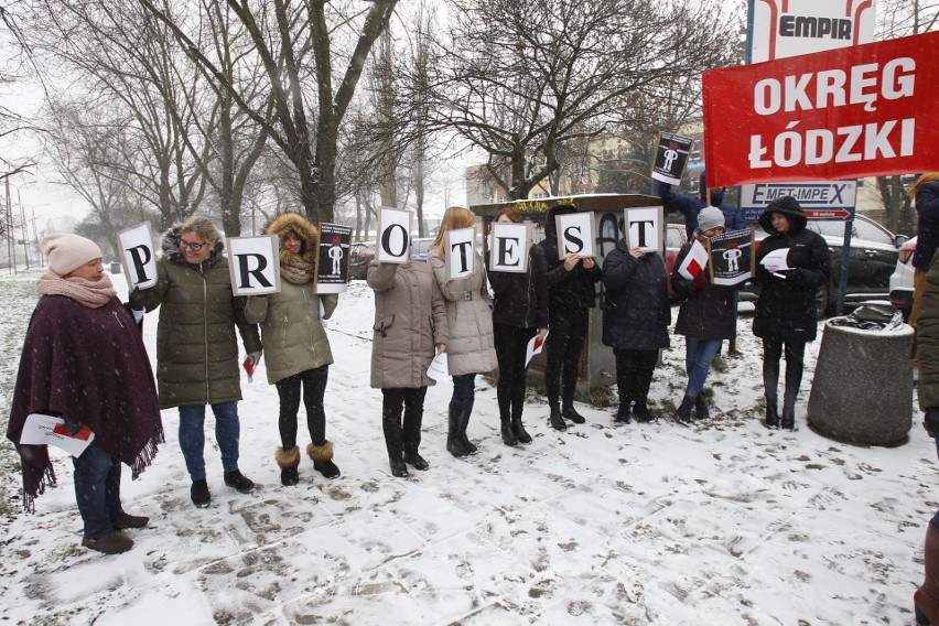 Przed Prokuraturą Okręgową w Łodzi protestowali pracownicy...