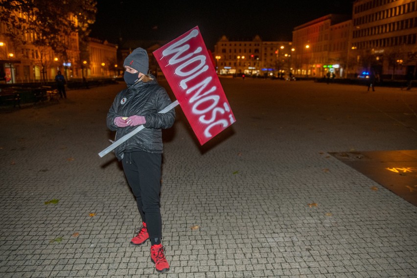 Wszyscy byli w maseczkach, a część przyszła z...