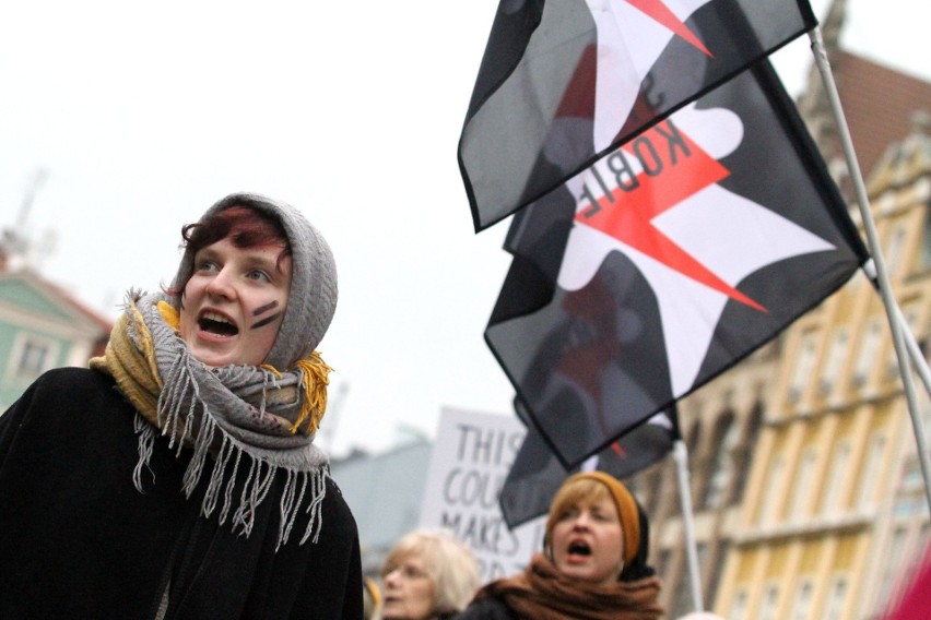 Czarny Piątek we Wrocławiu. Ponad tysiąc osób protestowało przeciw zakazowi aborcji