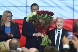 Wybory parlamentarne 2019. PiS wygrywa wybory. Oświadczenie Jarosława Kaczyńskiego. "To najlepszy dzień w historii PiS"