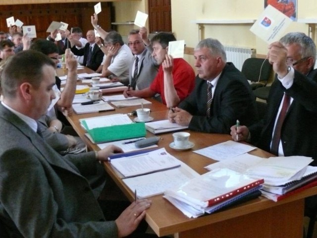 Na poniedziałkowej sesji Rada Powiatu Włoszczowskiego jednogłośnie udzieliła absolutorium Zarządowi Powiatu z tytułu wykonania budżetu za 2010 rok.