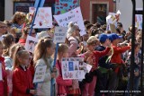 Akcja "Inny nie znaczy gorszy" w Grodkowie. Kolorowy korowód wsparcia dla niepełnosprawnych przeszedł ulicami miasta [ZDJĘCIA]