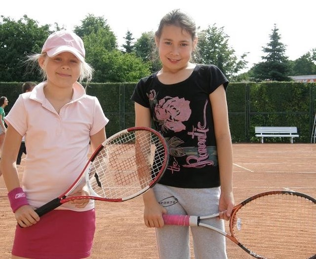 Lucja Szabłowska i Paulina Kamińska zapraszają do wspólnych treningów na korcie.