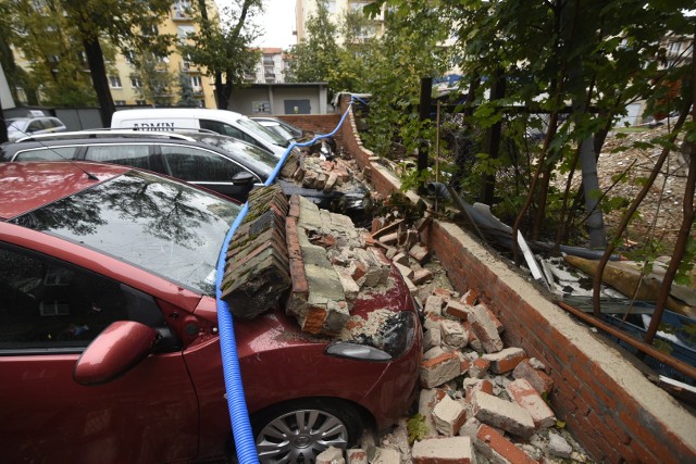 Cegły z muru odgradzającego remontowaną kamienicę przy ul. Bydgoskiej 50-52 spadły na samochody zaparkowane na sąsiedniej posesji