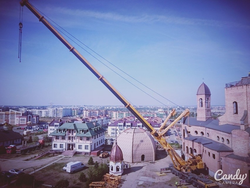 Nowe Miasto. Kościół św. Karola Boromeusza. Montaż kopuły opóźnił wiatr (zdjęcia, wideo)