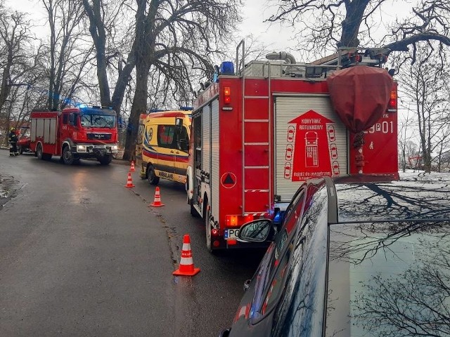 Kobieta wpadła do stawu. Było o krok od tragedii.