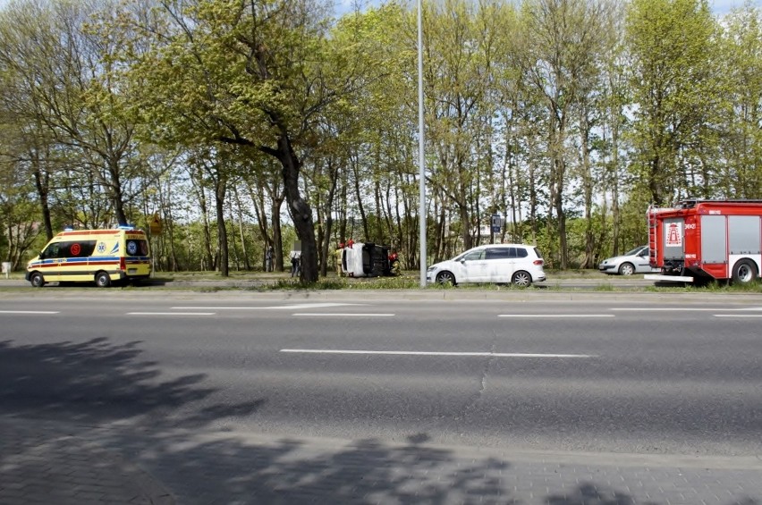 Kolizja na ulicy Gdańskiej. Auto przewróciło się na bok [ZDJĘCIA]