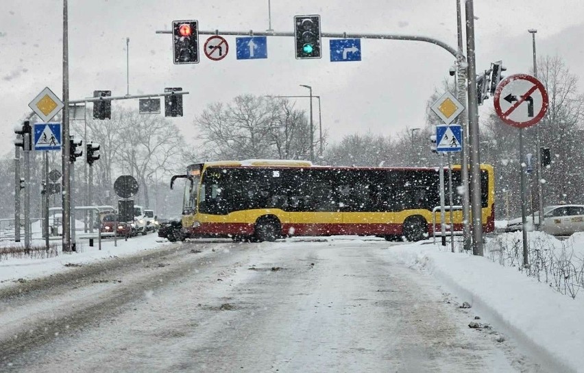 Trudne warunki na drogach we Wrocławiu i na Dolnym Śląsku. Wypadki, kolizje, korki na AOW i A4